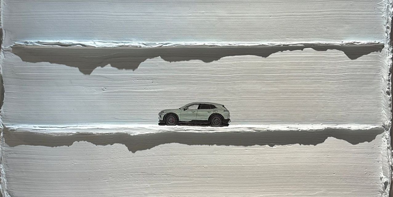 Le tableau Porsche : un Cayenne vert d'eau sur la matière blanche en relief.