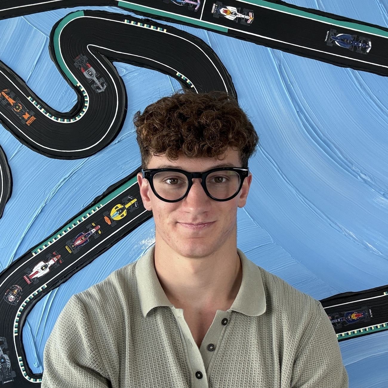 Jules Vincent devant l'un de ses tableaux de circuit en relief.
